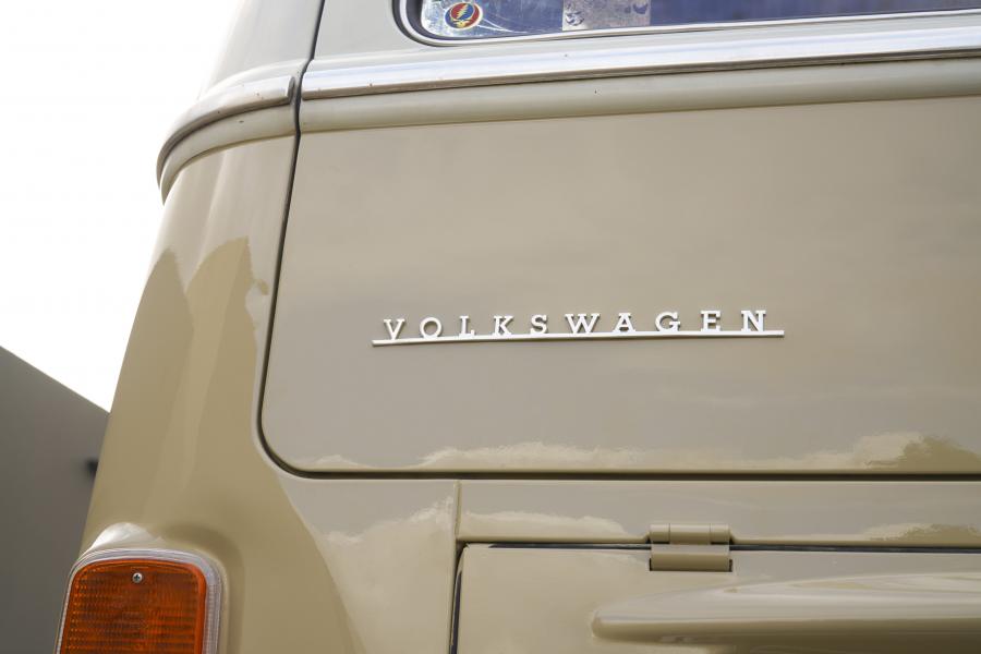 Логотип Volkswagen Typ 2 Bus Electrified Concept 2019 года  (фото 9 из 29)